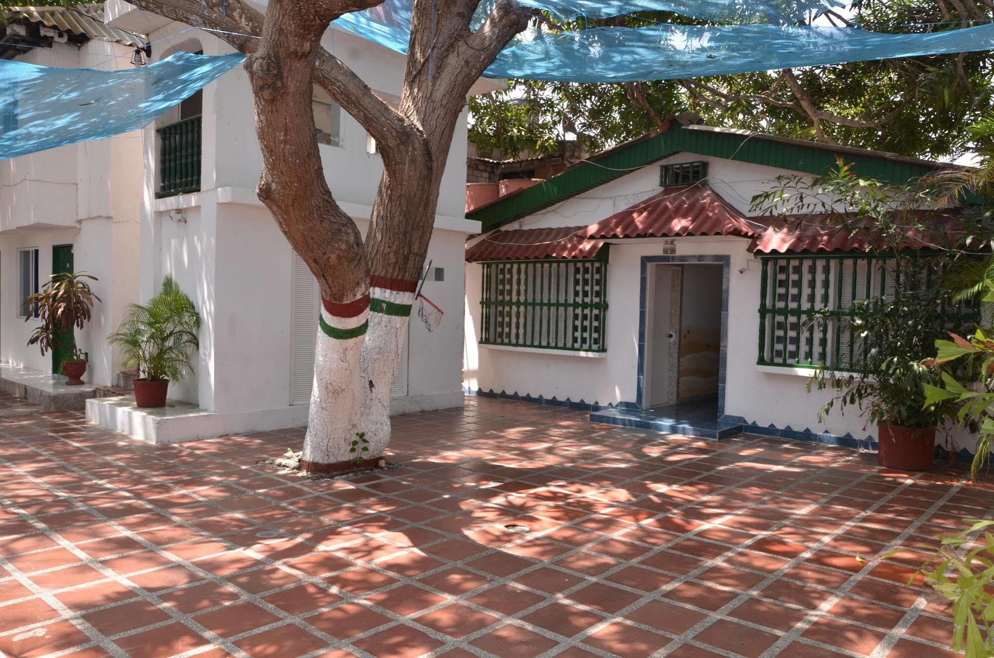Hotel Vargas Airport Cartagena Bagian luar foto