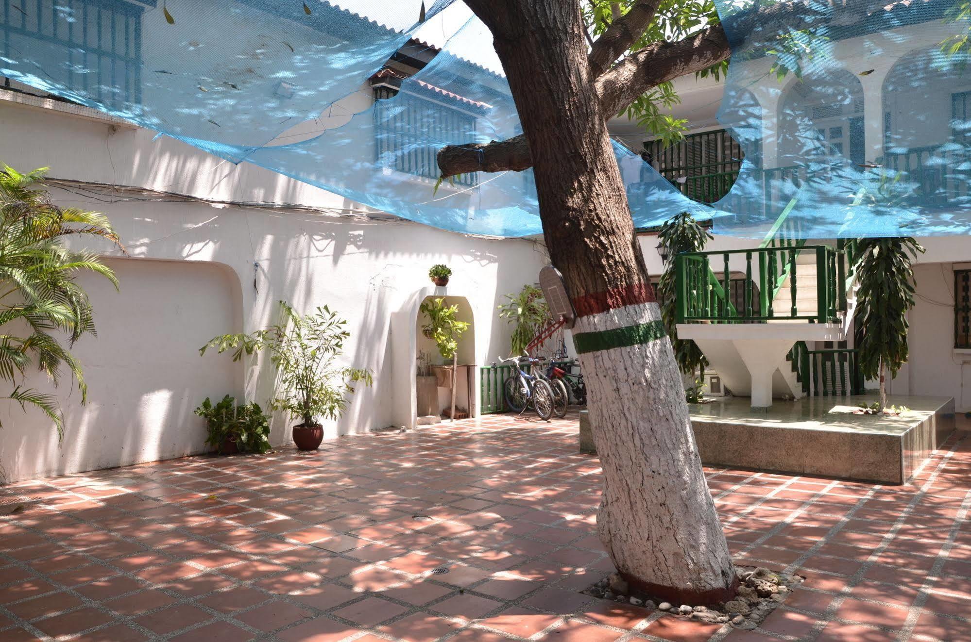 Hotel Vargas Airport Cartagena Bagian luar foto