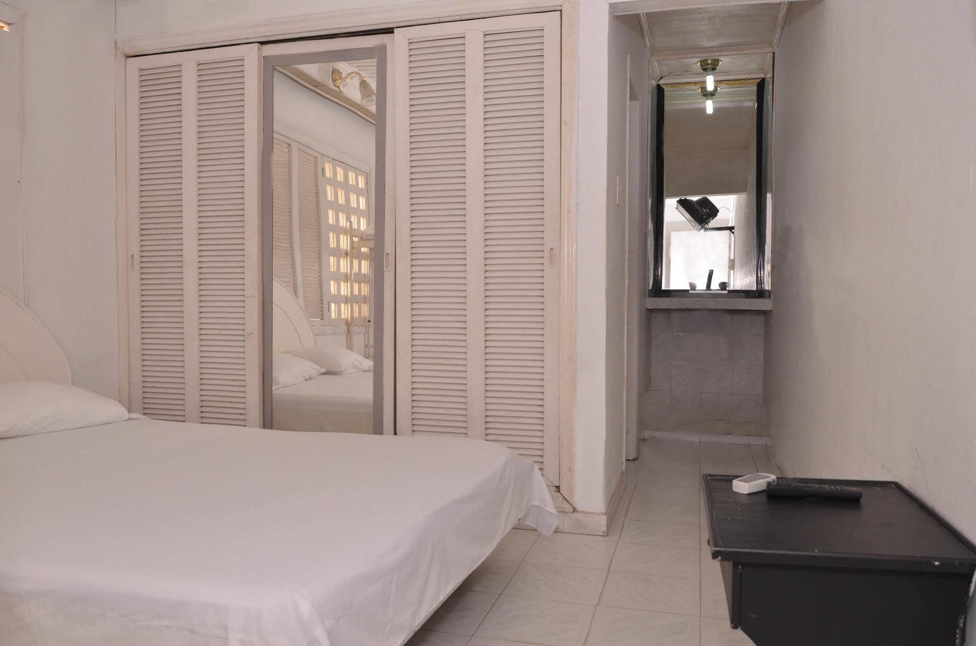 Hotel Vargas Airport Cartagena Bagian luar foto