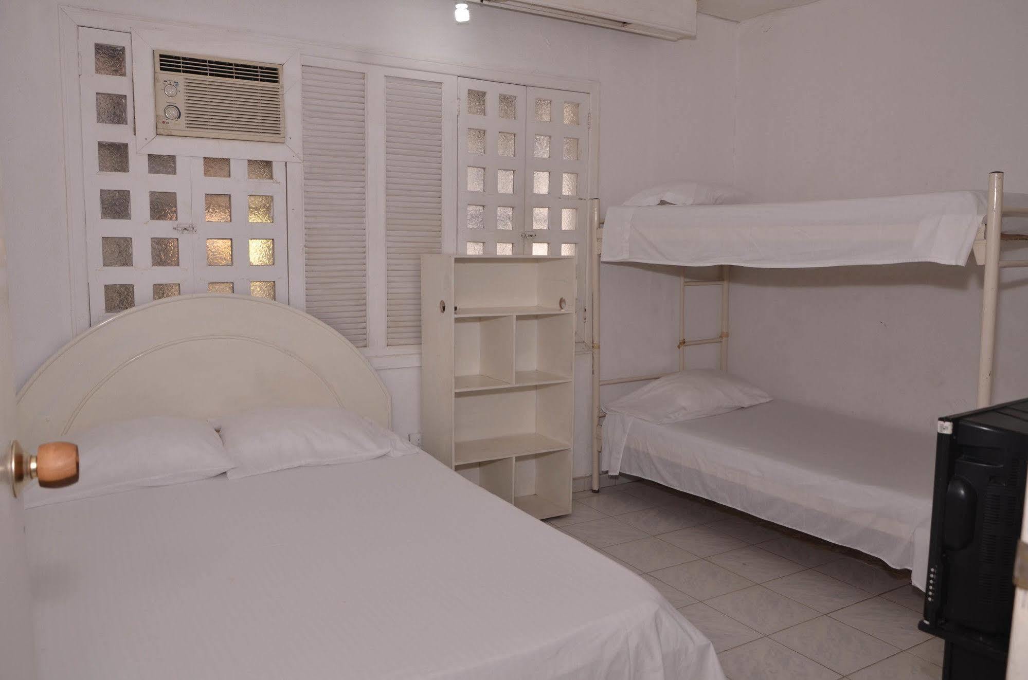Hotel Vargas Airport Cartagena Bagian luar foto