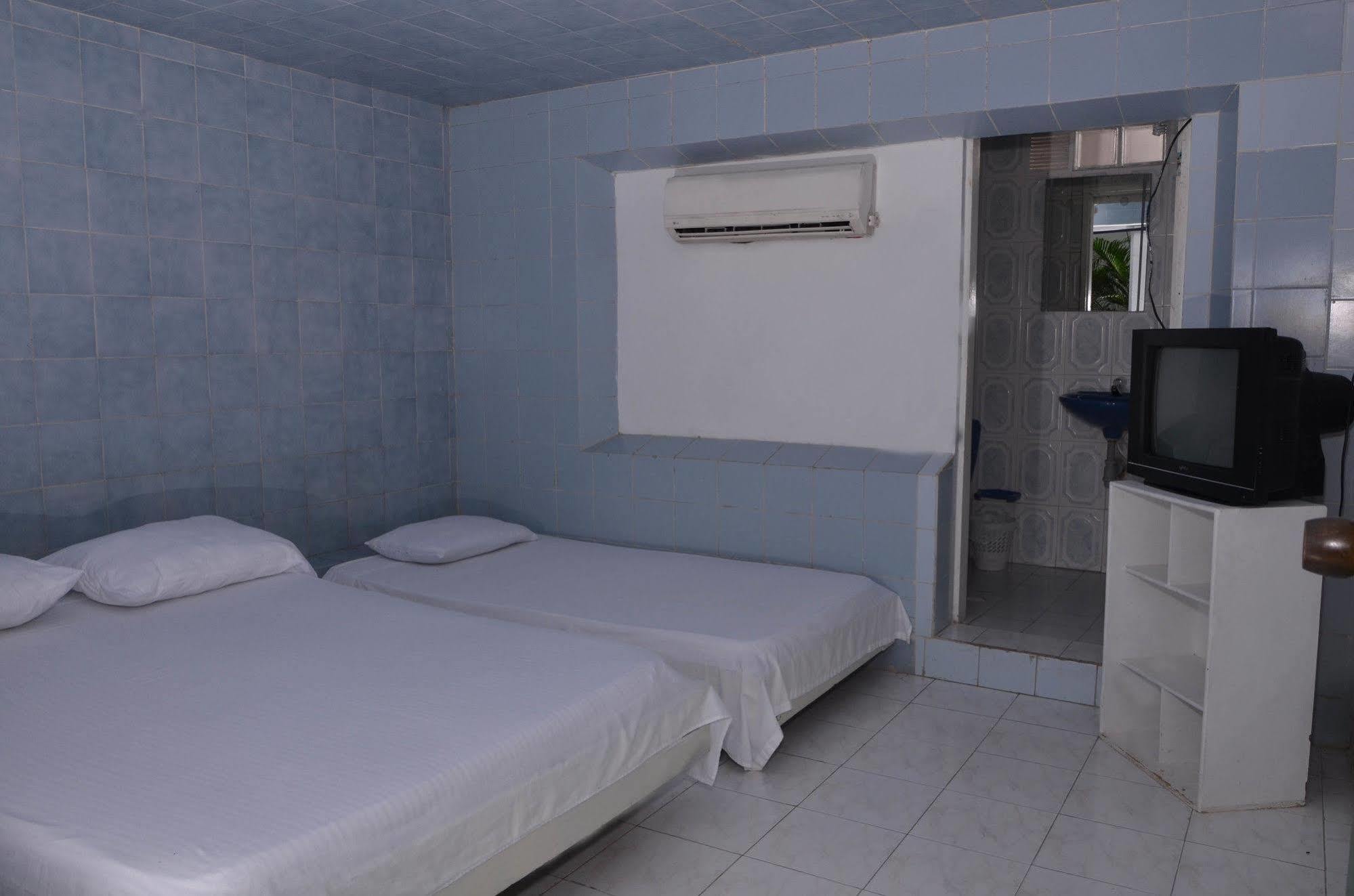 Hotel Vargas Airport Cartagena Bagian luar foto