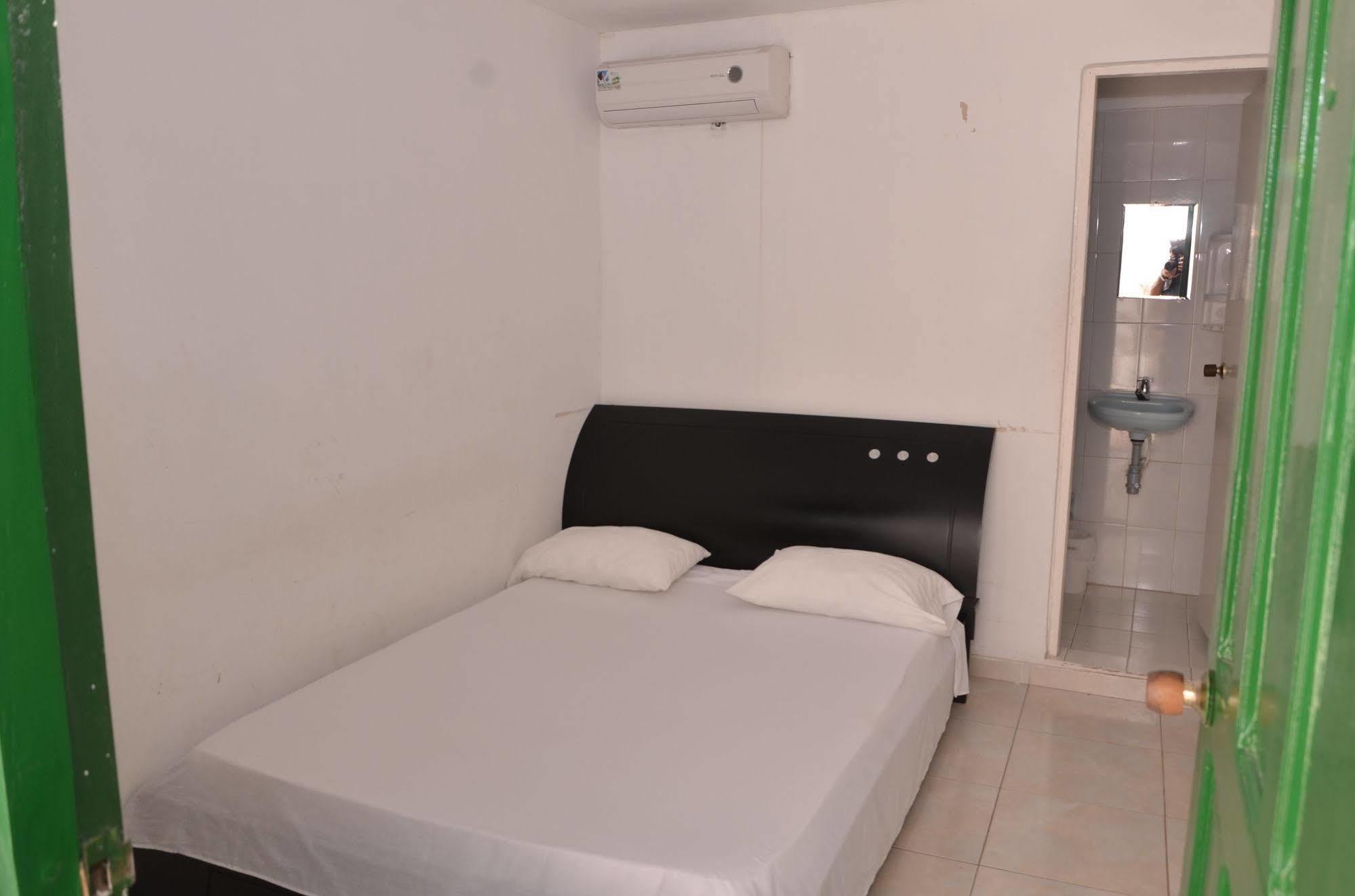 Hotel Vargas Airport Cartagena Bagian luar foto