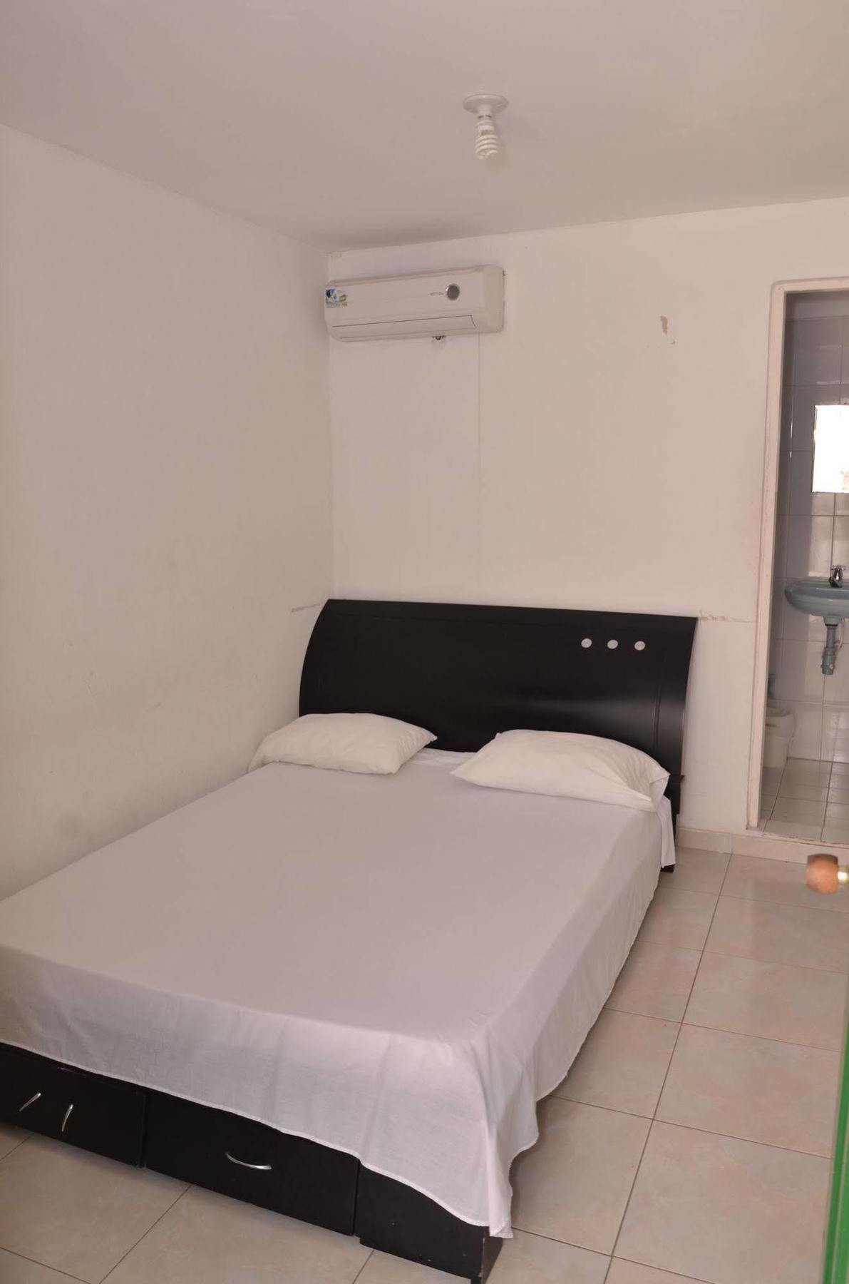Hotel Vargas Airport Cartagena Bagian luar foto